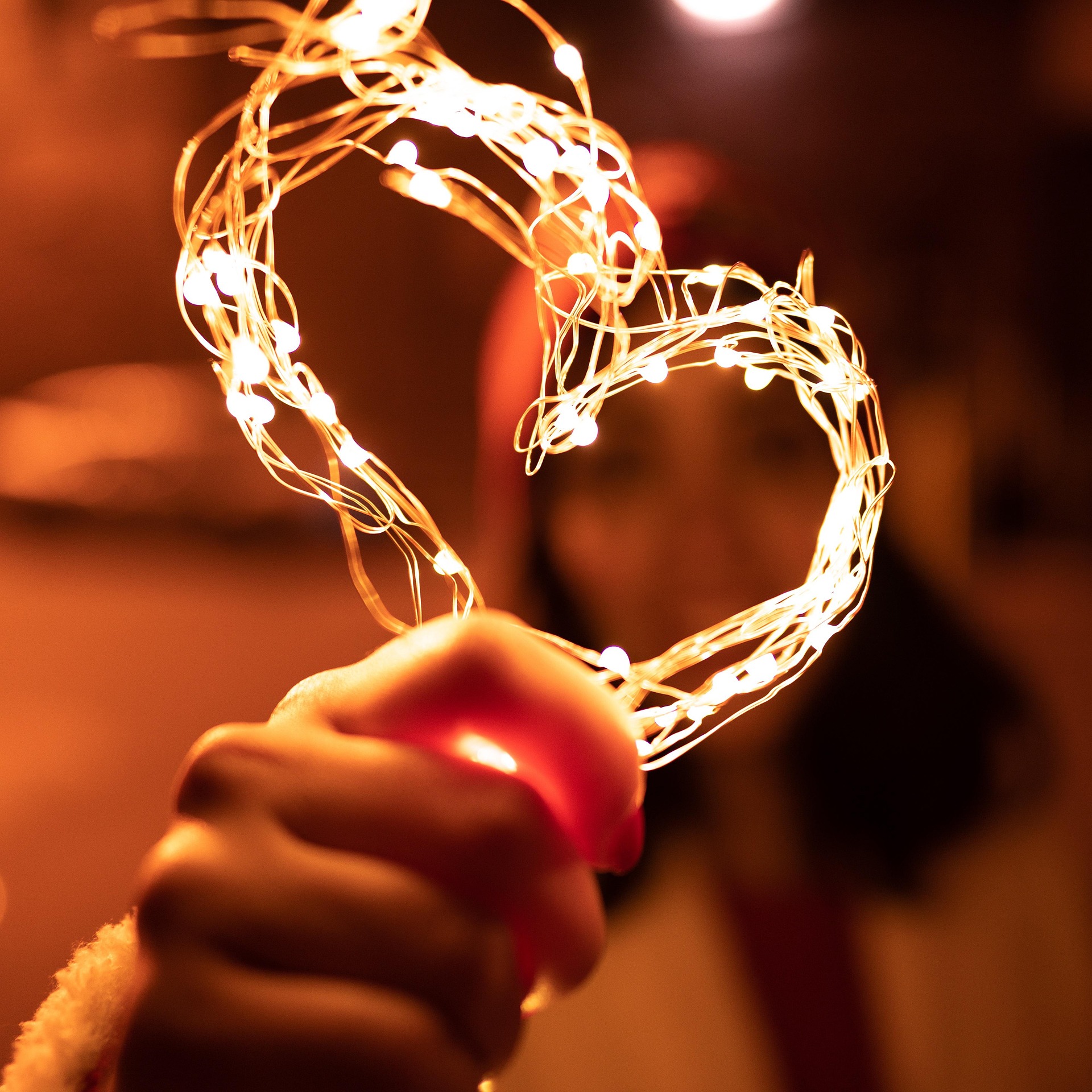 6cd64277-75a3-41ea-a752-ad3f62227c71-light-string-4725956_1920.jpg