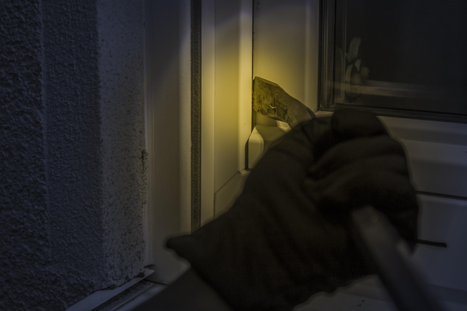 3ea6ebb0-367f-4d1b-a2e7-40ae62021a8f-burglar-1678883_1920.jpg