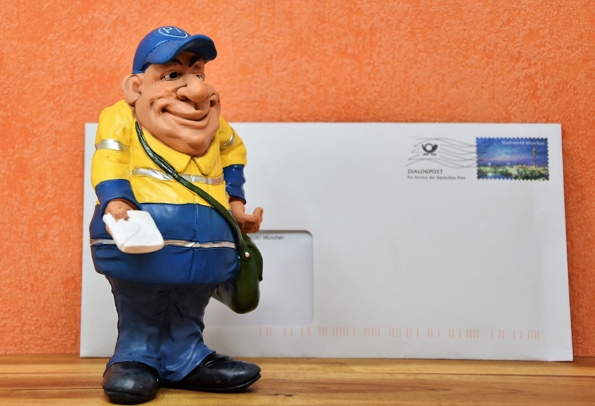ffc71531-ff7f-43c7-9775-aa494eca69cc-postman-3066598_1920.jpg